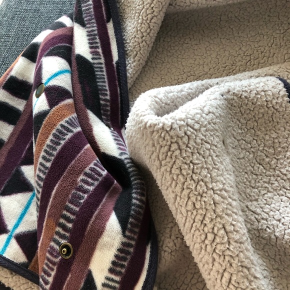 UO without walls reversible poncho wrap os - Picture 4 of 4